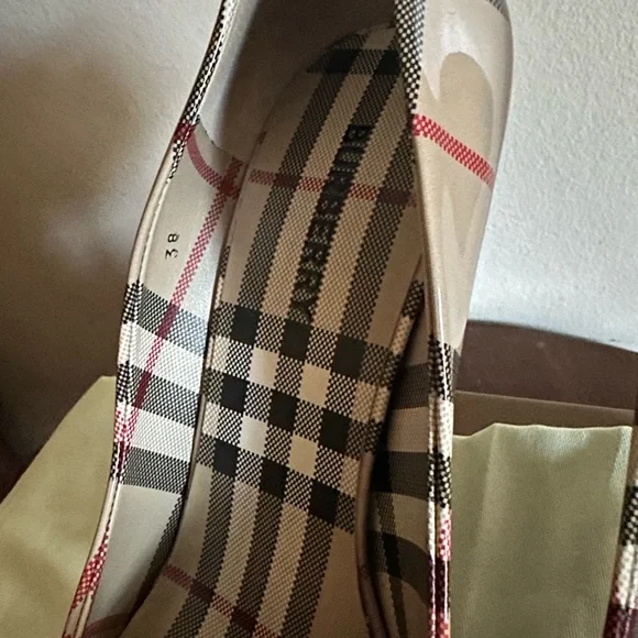 Burberry Aubri Patent Pump in Classic Archive Beige
